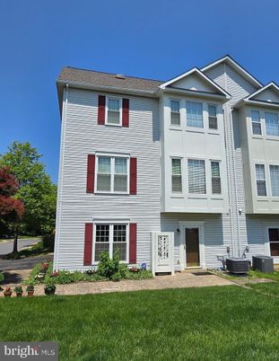 Exterior, Facade, Rowhouse