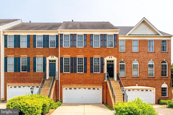 Attached, Exterior, Facade, Brick Facade, Georgian