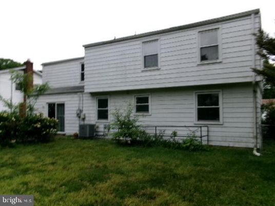 Exterior, Facade, Split Level