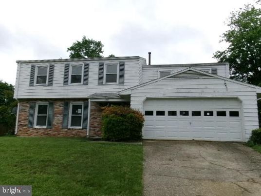 Attached, Exterior, Facade, Split Level