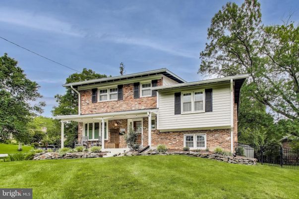 Exterior, Facade, Brick Facade, Split Level