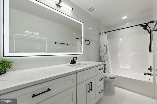Bathroom, Dual Sink Vanities, Interior, Recessed Lighting