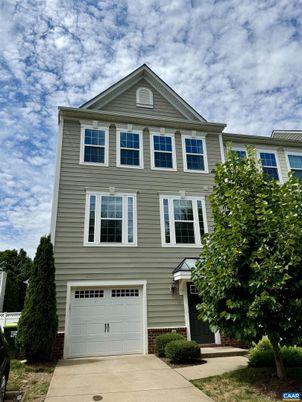 Attached, Exterior, Facade, Rowhouse