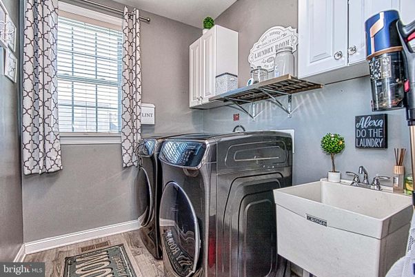 Interior, Washer, Wood Texture Flooring