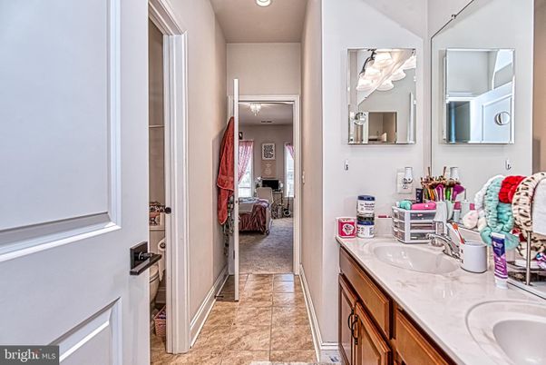 Bathroom, Dual Sink Vanities, Interior, Recessed Lighting
