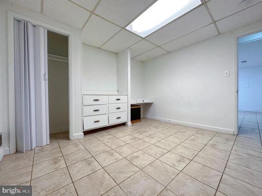 Empty room, Interior