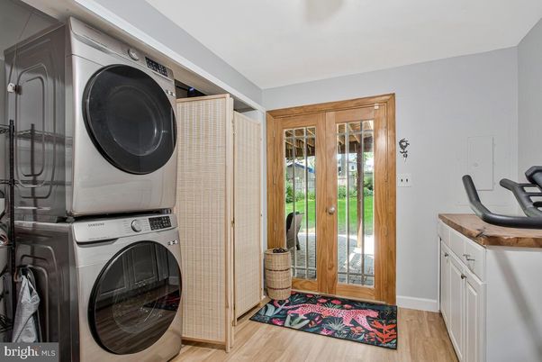 Interior, Washer, Wood Texture Flooring