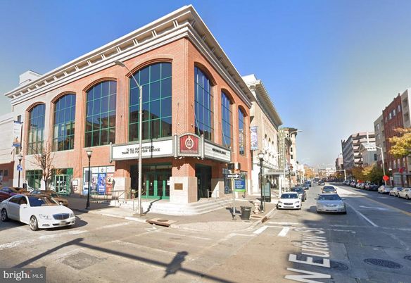 Exterior, Facade, Brick Facade, Chicago School