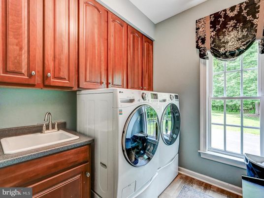 Interior, Washer, Wood Texture Flooring