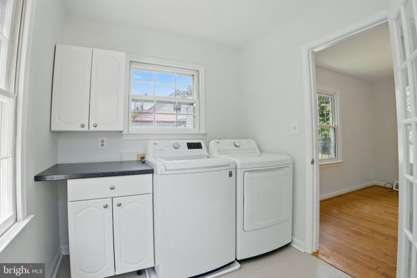 Interior, Washer, Wood Texture Flooring