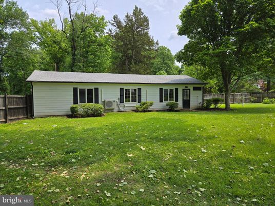 Backyard, Exterior, Facade, Ranch