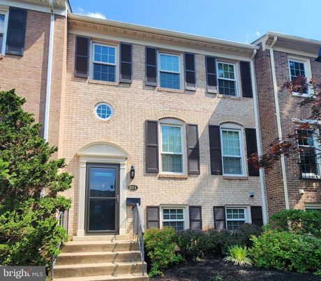 Exterior, Facade, Brick Facade, Rowhouse
