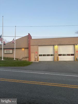 Attached, Exterior, Facade, Modern