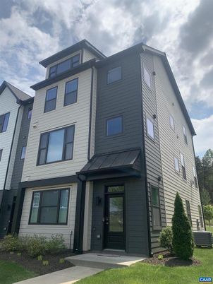 Exterior, Facade, Rowhouse