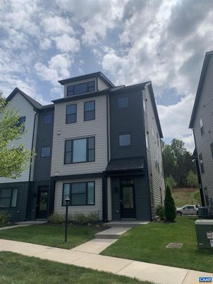 Exterior, Facade, Rowhouse