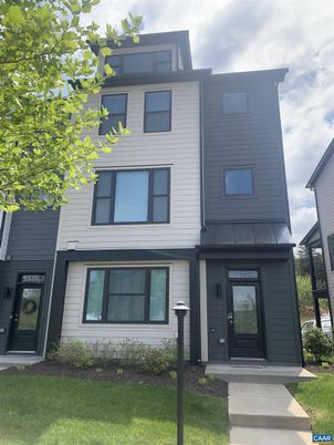 Exterior, Facade, Rowhouse