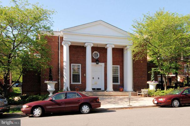 Exterior, Facade, Brick Facade, Georgian