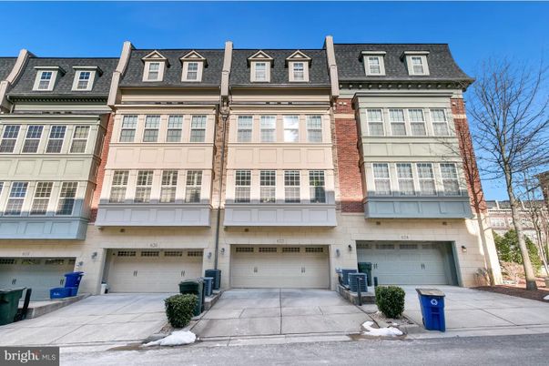 Attached, Exterior, Facade, Rowhouse