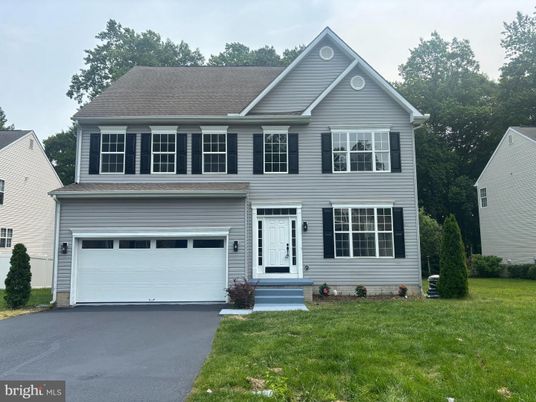 Attached, Exterior, Facade, Farmhouse