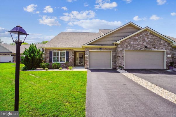 Attached, Exterior, Facade, Ranch