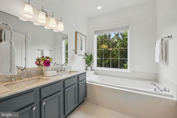 Bathroom, Dual Sink Vanities, Interior, Recessed Lighting
