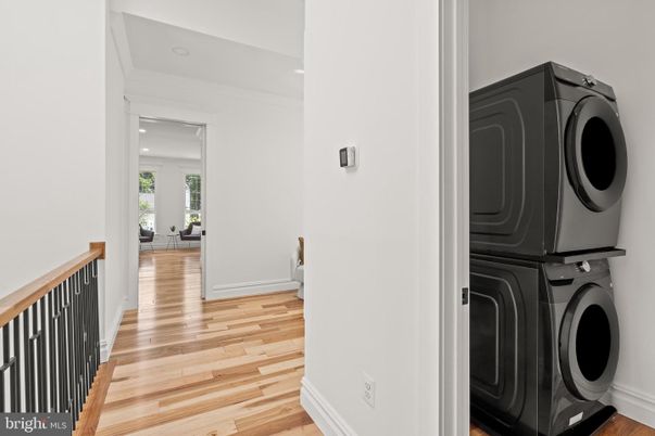 Interior, Recessed Lighting, Washer, Wood Texture Flooring