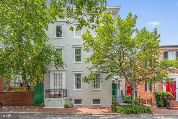 Exterior, Facade, Brick Facade, Rowhouse
