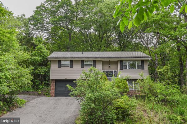 Attached, Exterior, Facade, Raised Ranch
