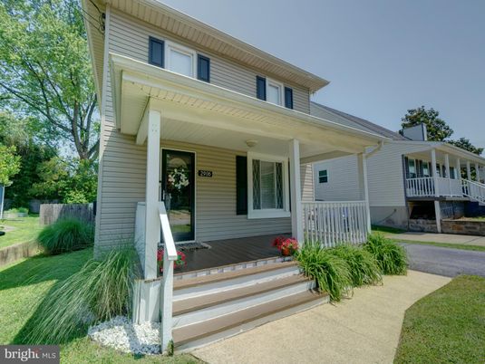 Exterior, Facade, American Foursquare