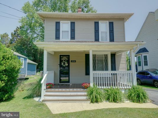 Exterior, Facade, American Foursquare
