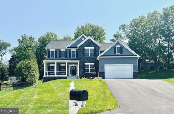 Attached, Exterior, Facade, Farmhouse