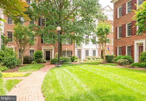 Backyard, Exterior, Facade, Brick Facade, Rowhouse