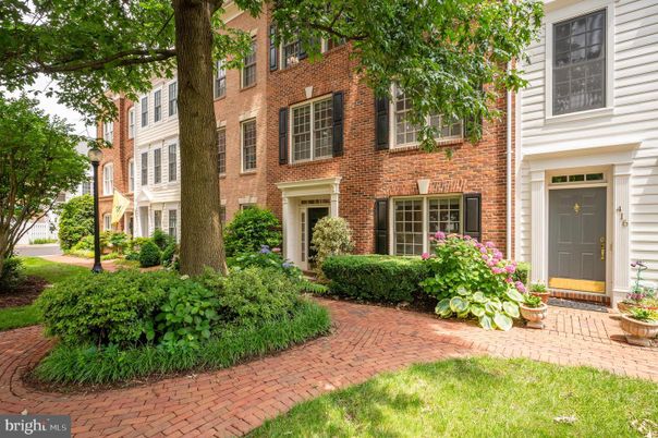 Exterior, Facade, Brick Facade, Georgian