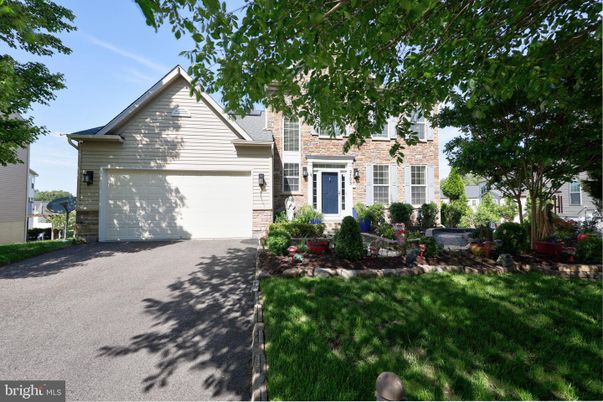 Attached, Exterior, Facade, American Craftsman