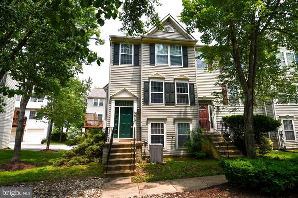 Attached, Exterior, Facade, Queen Anne Victorian