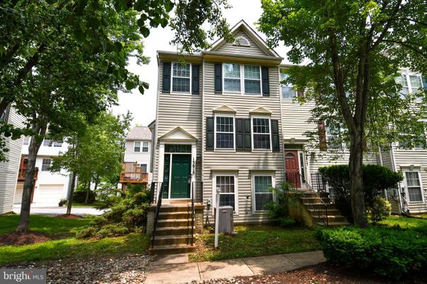Attached, Exterior, Facade, Queen Anne Victorian