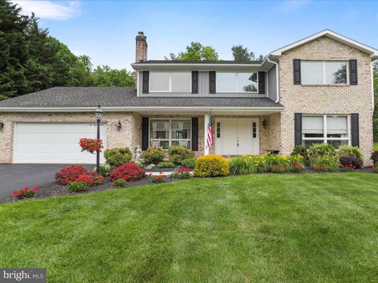 Attached, Exterior, Facade, Brick Facade, Split Level
