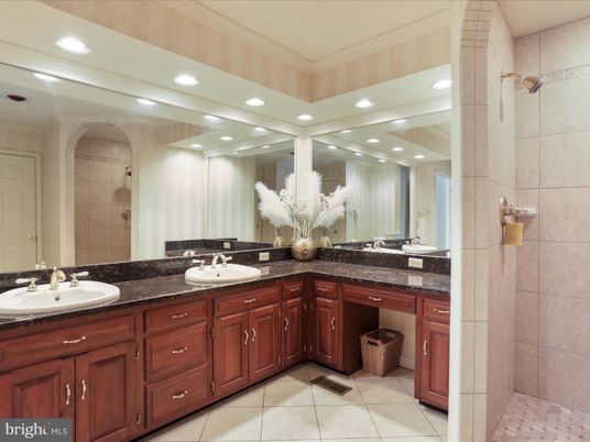 Bathroom, Dual Sink Vanities, Interior, Recessed Lighting