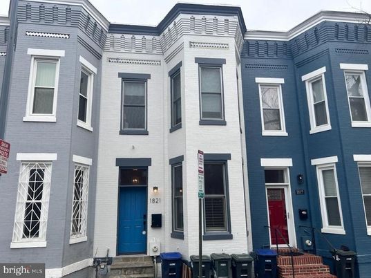 Exterior, Facade, Rowhouse