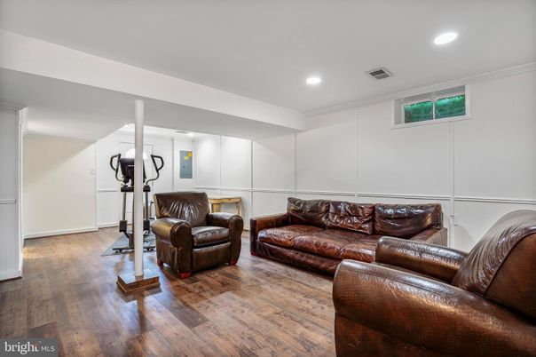 Fitness Equipment, Interior, Living room, Recessed Lighting, Wood Texture Flooring