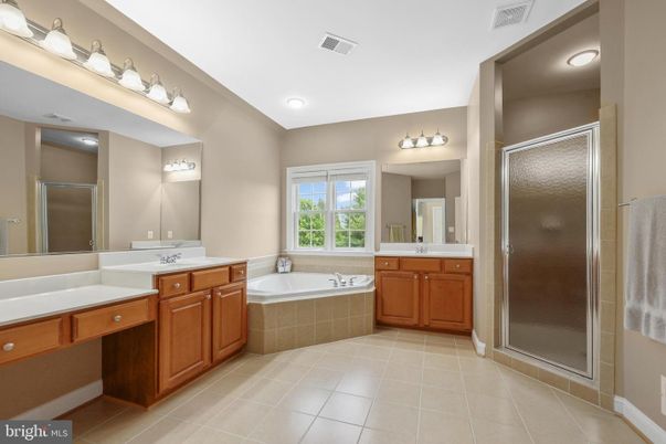 Bathroom, Dual Sink Vanities, Interior, Recessed Lighting