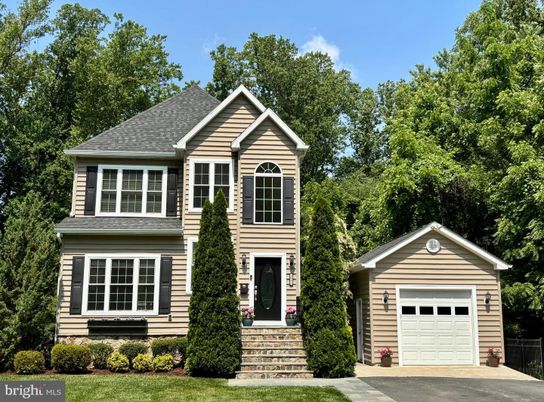 Attached, Exterior, Facade, Brick Traditional
