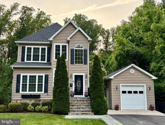 Attached, Exterior, Facade, Farmhouse