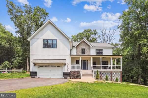 Attached, Exterior, Facade, Farmhouse