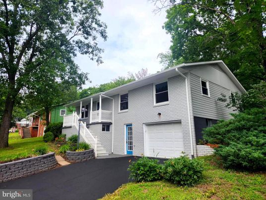 Attached, Exterior, Facade, Raised Ranch