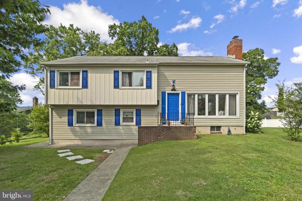 Backyard, Exterior, Facade, Raised Ranch