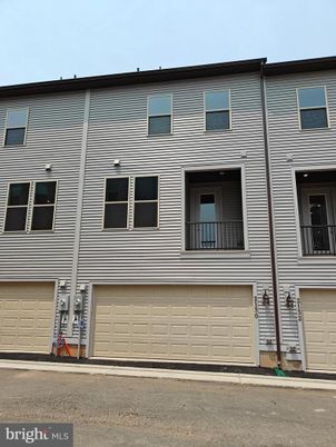 Attached, Exterior, Facade, Rowhouse