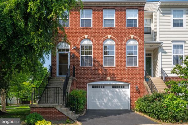 Attached, Exterior, Facade, Brick Facade, Georgian