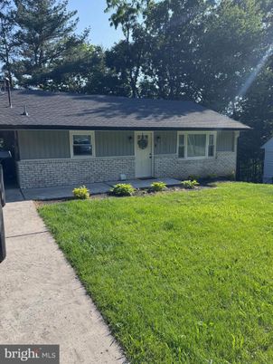 Attached, Exterior, Facade, Ranch