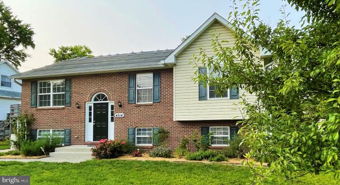 Exterior, Facade, Brick Facade, Raised Ranch